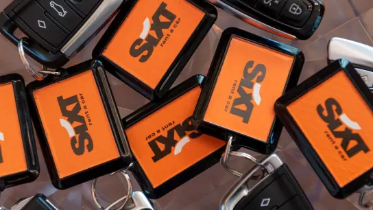 Diverse Schlüssel mit dem Sixt-Logo liegen während eines Fotoshooting für die Deutsche Presse Agentur zusammen. Sixt stellt die Zahlen für das 2. Quartal vor. (Foto: Peter Kneffel/dpa)