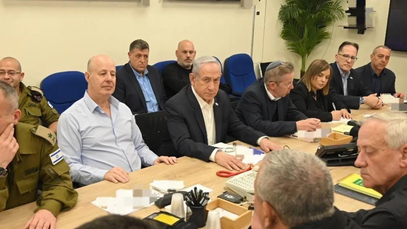 Der israelische Ministerpräsident  Benjamin Netanjahu (M) betont, auf den Angriff des Irans müsse eine kluge Reaktion folgen. (Foto: ---/Israel's Government Press Office/XinHua/dpa)