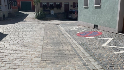 In Teilen der Webergasse ist bereits ein barrierefreier Pflasterstreifen verlegt. Nun soll dieser über die Gerbergasse bis zum Marktplatz verlängert werden. Zudem ist geplant, den Fußweg zur Mooswiese auf der anderen Seite entsprechend zu gestalten. (Foto: Emily Hochreuther)