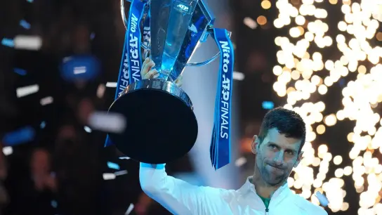 Novak Djokovic zog mit seinem sechsten Erfolg bei den ATP Finals mit Roger Federer gleich. (Foto: Antonio Calanni/AP/dpa)
