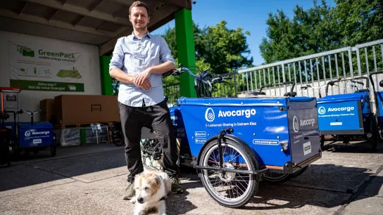 Matti Schurr, CEO und Co-Founder von Avocargo. Das Berliner Start-Up bietet E-Lastenräder in Berlin an und will sein Angebot in diesem Jahr auf andere Städte ausweiten. (Foto: Fabian Sommer/dpa)