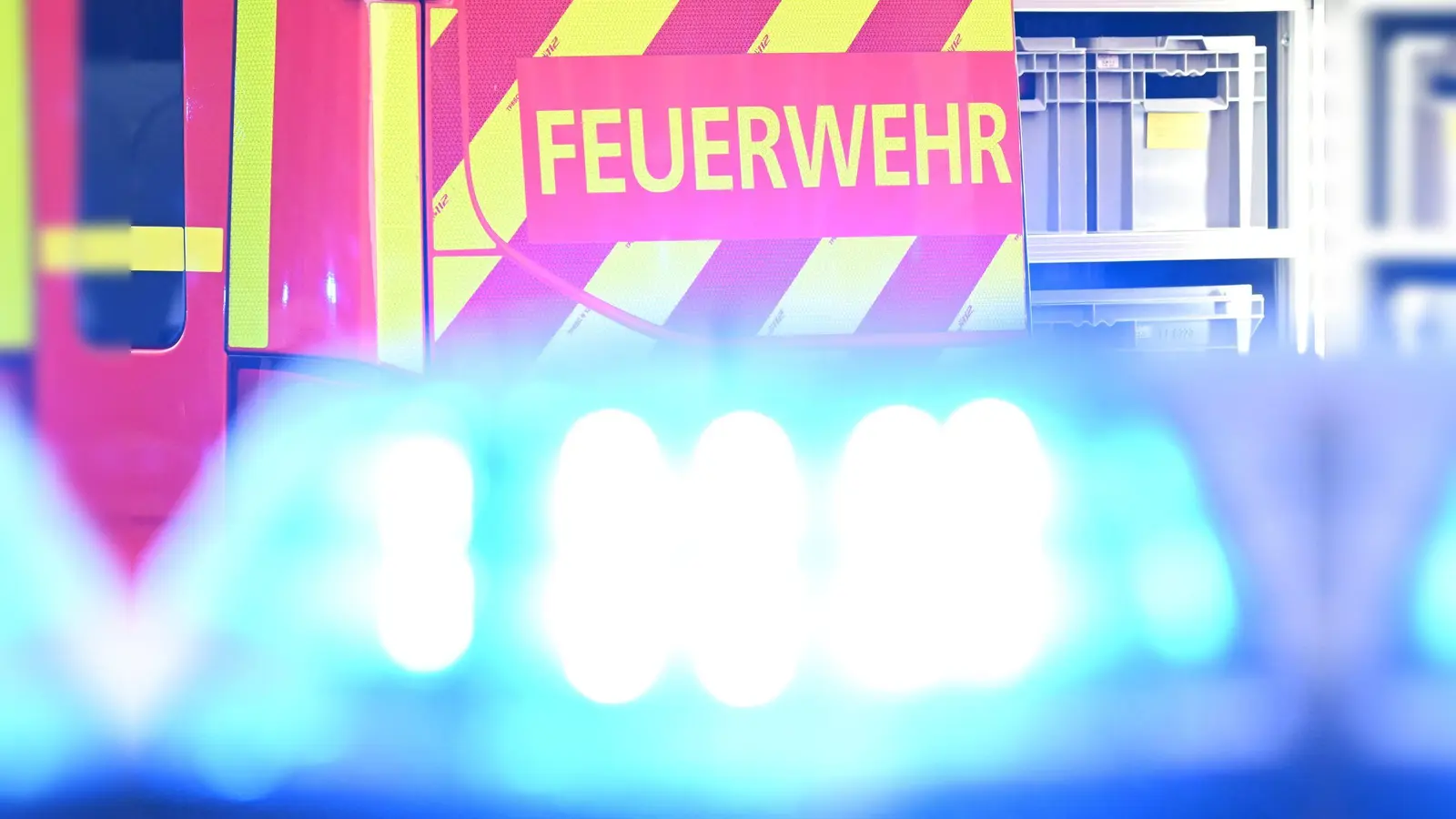 Der Einsatz der Feuerwehr an der Schleuse läuft noch. (Symbolfoto)  (Foto: Bernd Weißbrod/dpa)