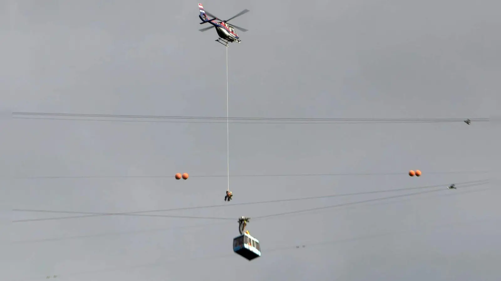 Insassen der Dornbirner Karrenseilbahn wurden von einem Hubschrauber gerettet. (Archivfoto) (Foto: Maurice Shourot/APA/dpa)