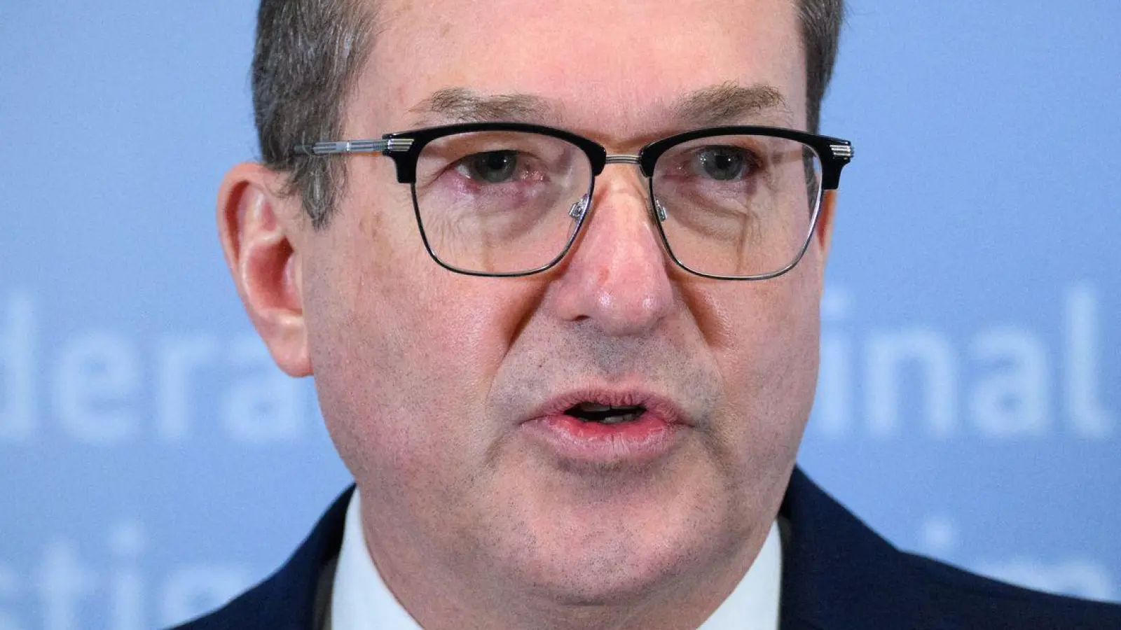 Bundesinnenminister Dobrindt will Asylbewerber schneller in Arbeit bringen. (Archivfoto) (Foto: Bernd von Jutrczenka/dpa)