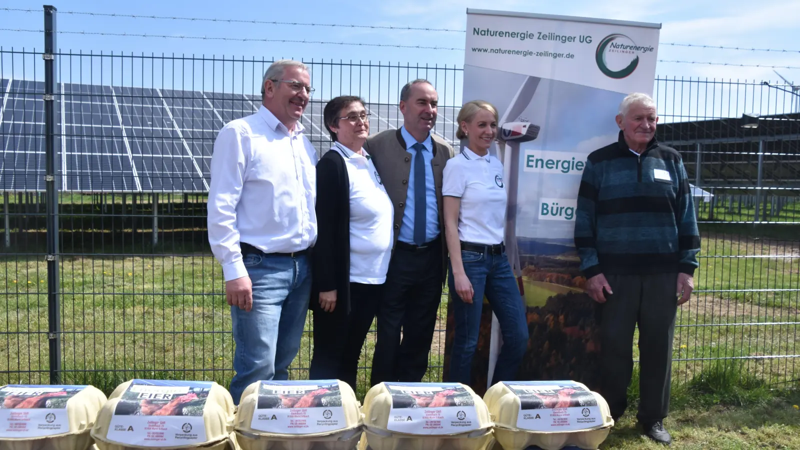 Reinhold und Gerda Zeilinger, Wirtschaftsminister Hubert Aiwanger, Katrin Held und Friedrich Zeilinger (von links) stellten sich zwischen den „Energie-Eiern“ und der neuen Agri-Voltaikanlage nach der Einweihungsfeier zum Gruppenbild. (Foto: Andreas Reum)