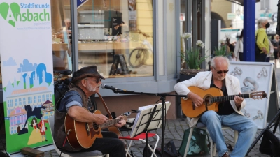 Bei der „Klingenden und singenden Altstadt“ 2022 traten zum Beispiel Roland Bieber (rechts) und Kollege Dutch auf. (Archivfoto: Oliver Herbst)