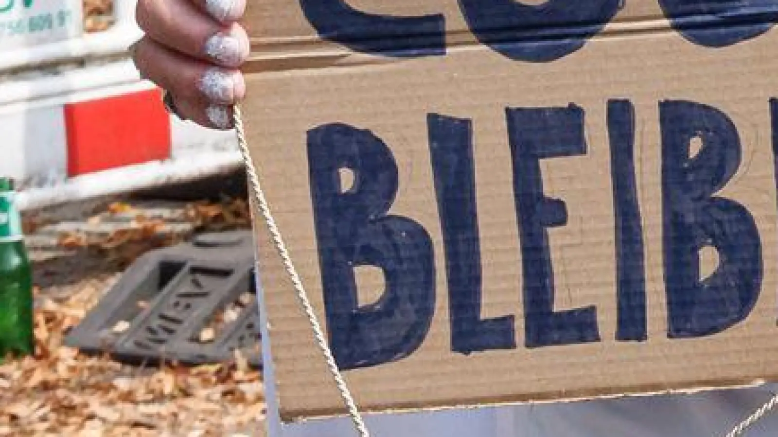 Cool bleiben: Der Appell eines Teilnehmers an einem Christopher Street Day (CSD) in Hamburg. (Illustration) (Foto: Markus Scholz/dpa)