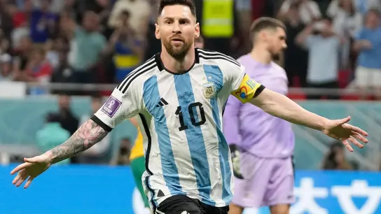 Kapitän Lionel Messi führte seine Argentinier gegen Australien zum Sieg. (Foto: Thanassis Stavrakis/AP/dpa)