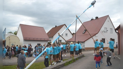 Wichtige Tradition in Großohrenbronn ist das Aufstellen des Kirchweihbaums durch die Kerwabuam. (Foto: Peter Tippl)