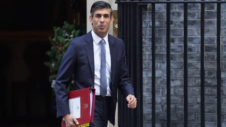 Großbritanniens Premierminister Rishi Sunak verlässt die Downing Street 10 in London. (Foto: James Manning/PA Wire/dpa)