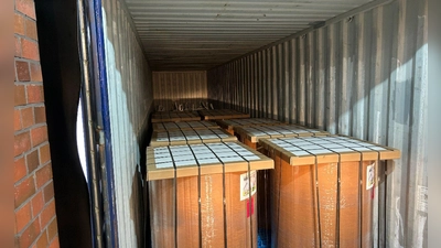 Im Inneren der Papierrollen waren 400 Pakete mit Heroin versteckt, die der Zoll bei einer Röntgenkontrolle im Hamburger Hafen entdeckte.  (Foto: -/Zollfahndungsamt Hannover/dpa)