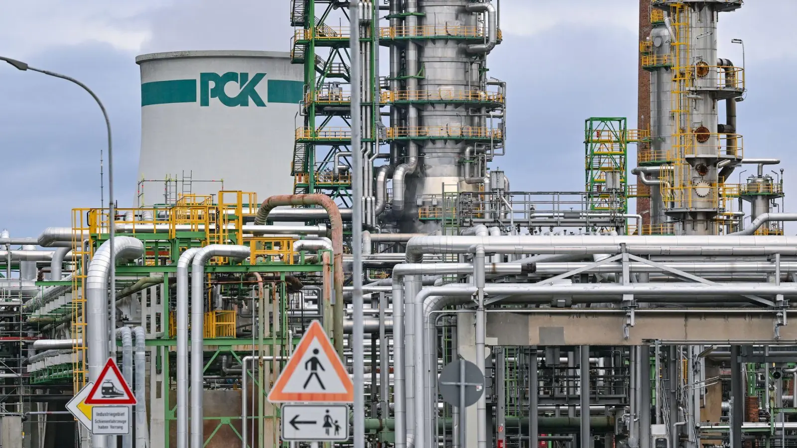 Deutsche Rosneft-Beteiligungen wie die PCK-Raffinerie dürften nach Einschätzung der Regierung nicht unter die Sanktionen fallen. (Archivbild) (Foto: Patrick Pleul/dpa)