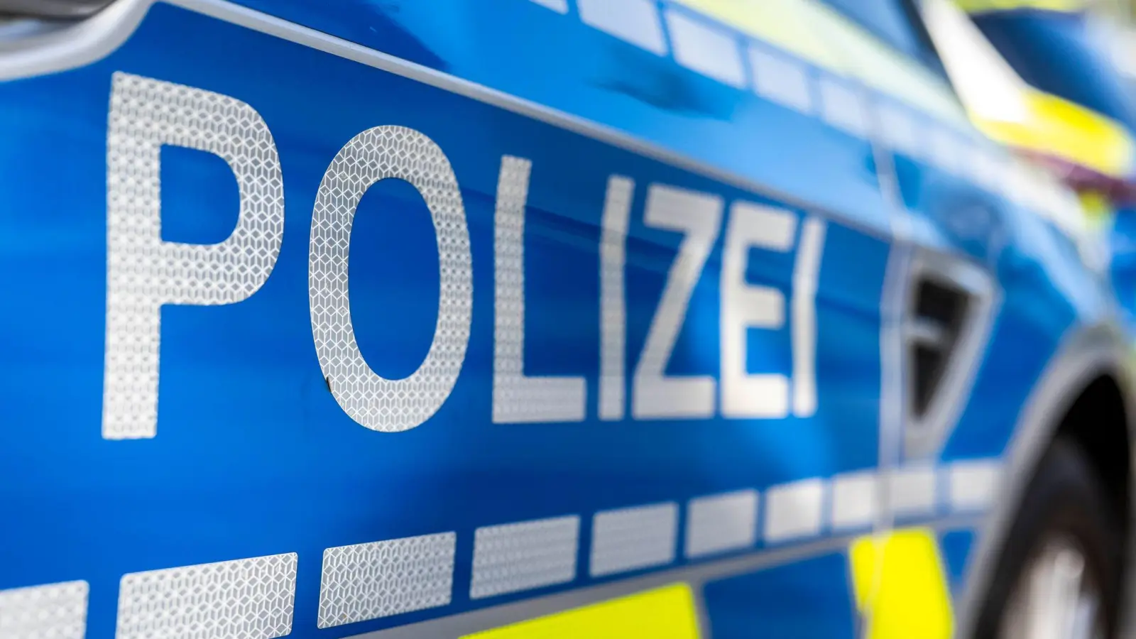 Nach einem Unfall auf der Staatsstraße 2218 bei Röckingen ermittelt die Polizei. (Symbolbild: David Inderlied/dpa/Illustration)