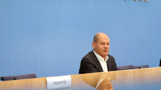 Bundeskanzler Olaf Scholz (SPD) spricht in der Bundespressekonferenz während der Sommer-Pressekonferenz über Themen der Innen-und Außenpolitik. (Foto: Wolfgang Kumm/dpa)