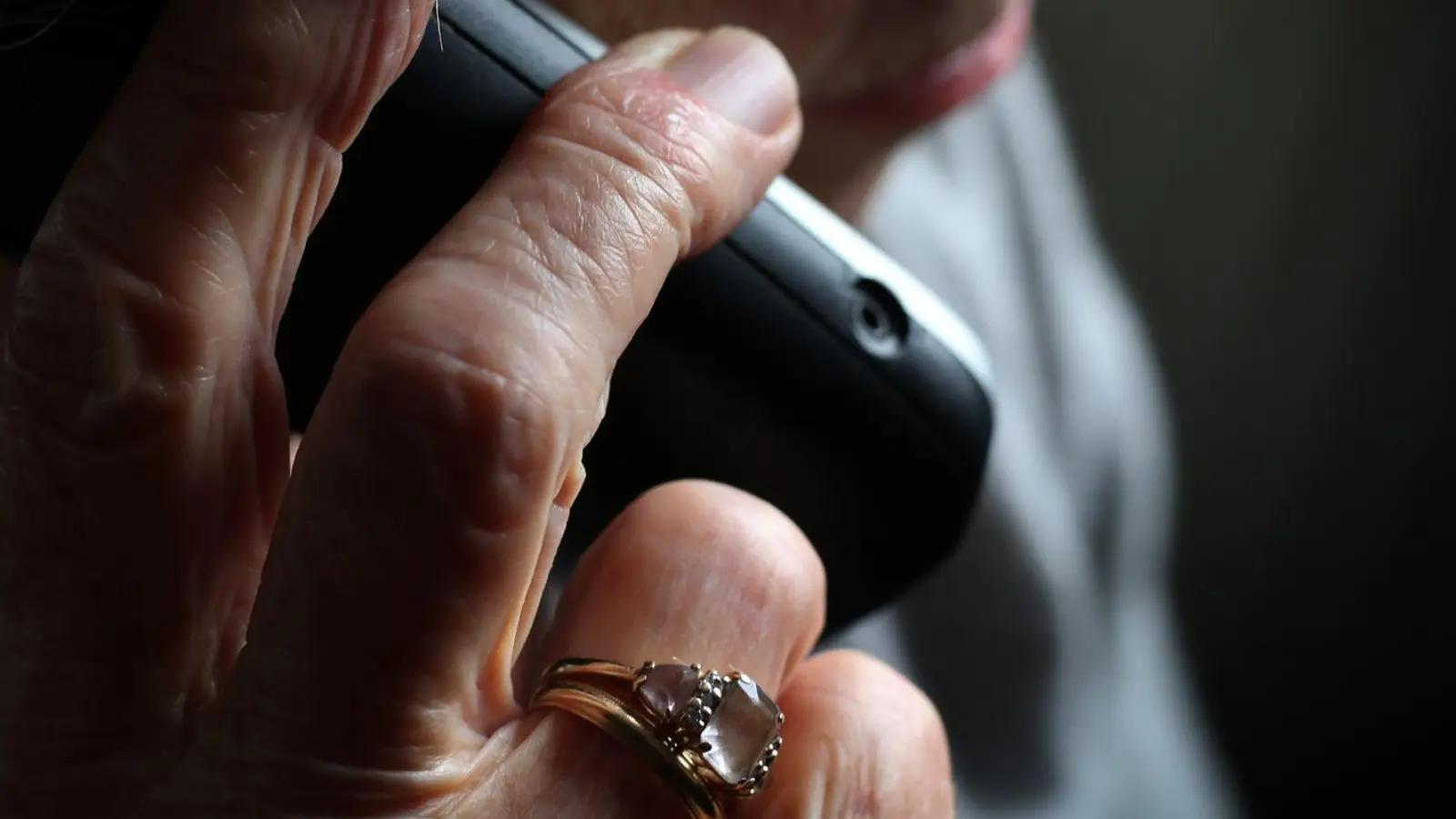 KI kann nun auch durch Stimmenimitation am Telefon betrügen. (Foto: Karl-Josef Hildenbrand/dpa/dpa-tmn)