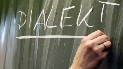 Bairisch, Fränkisch und Alemannisch-Schwäbisch - die drei Dialekte sollen besser geschützt werden. (Illustration) (Foto: Daniel Karmann/dpa)