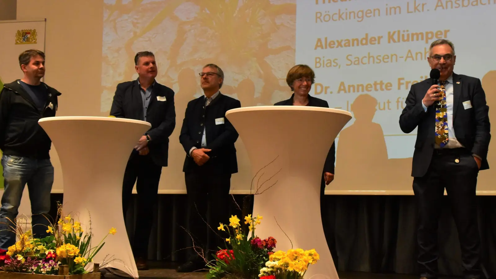 Auf der Suche nach Anbaumethoden, die auch bei Hitze und Trockenheit funktionieren (von links): Alexander Klümper aus Sachsen-Anhalt, Friedrich Weberndörfer, Anton Dippold von den Bayerischen Staatsgütern, Dr. Annette Freibauer, LfL, und Dr. Herbert Siedler, Würzburg. (Foto: Fritz Arnold)