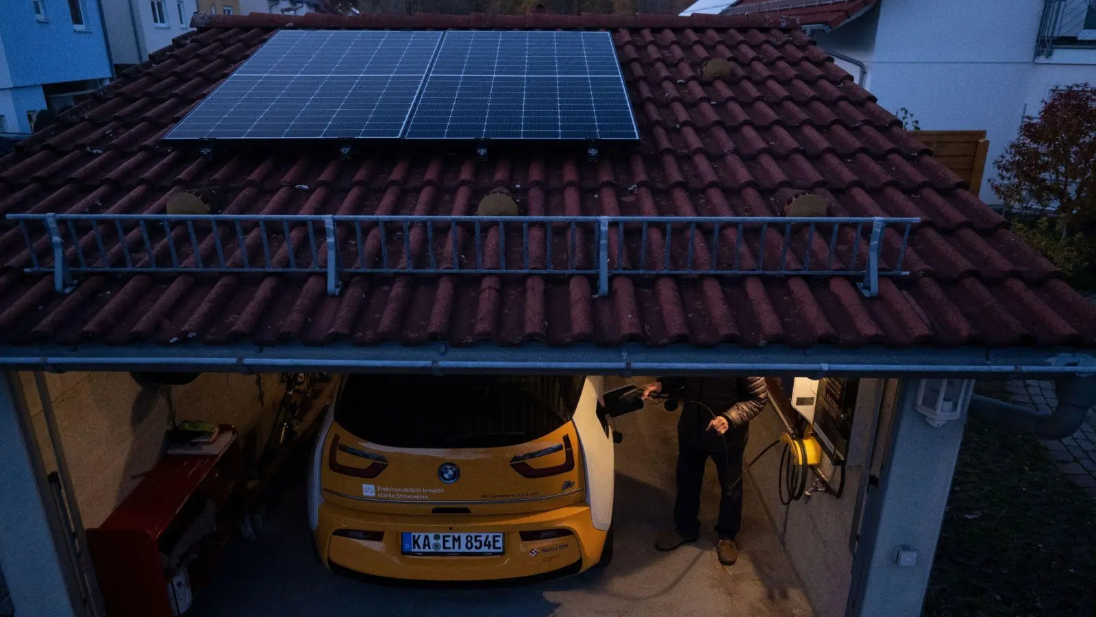 Solarstrom selbst produzieren - und damit das E-Auto laden. (Foto: Marijan Murat/dpa/dpa-tmn)