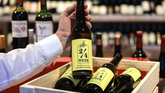 Wein in einer Bierflasche abgefüllt (Winzer: Galler) liegt bei einem Händler in einer Kiste. Auf der Fachmesse ProWein in Düsseldorf präsentiert das Weingut Galler aus der Pfalz einen Weißwein in Bierflaschen. (Foto: Oliver Berg/dpa)