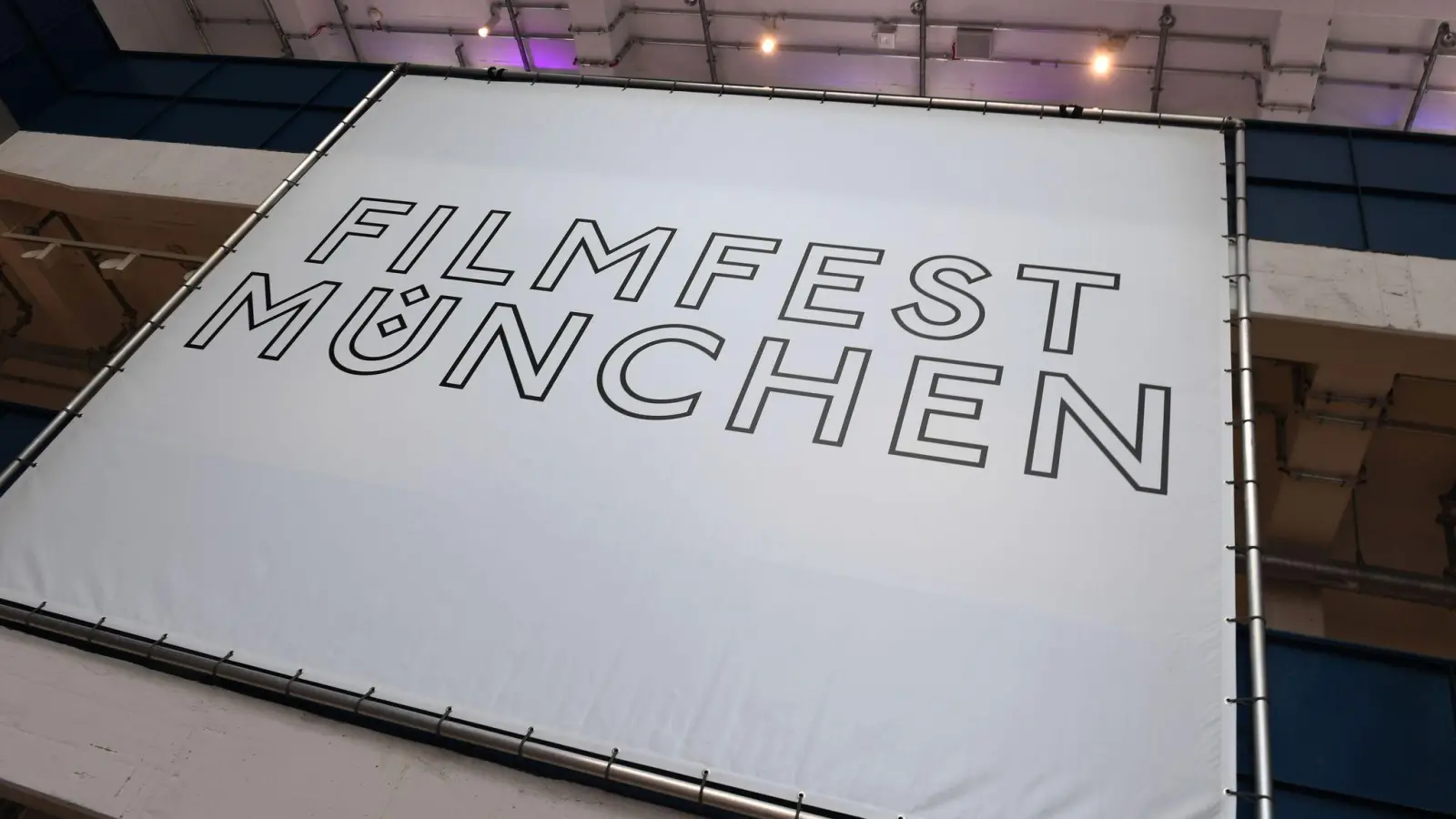 Ein Plakat mit der Aufschrift „Filmfest München“ in der Isarphilharmonie. (Foto: Felix Hörhager/dpa)