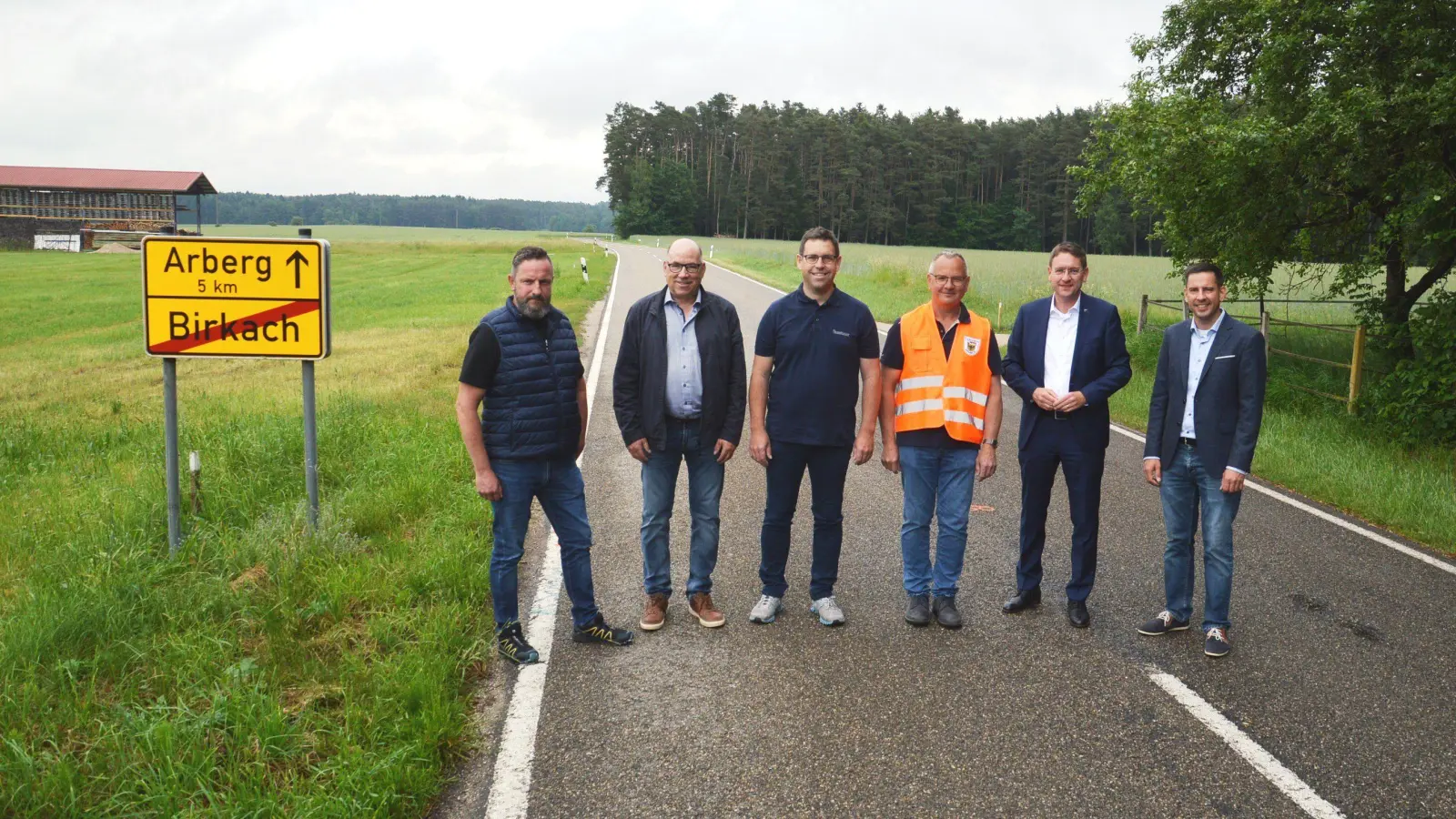 Die Modalitäten erläuterten (von li.) Stefan Babel (Landratsamt), Bernhard Raab und Bernd Friedrich (Baufirma), Heinrich Ebert (Kreisbauhof), Landrat Dr. Jürgen Ludwig und Bürgermeister Sven Waidmann. (Foto: Peter Tippl)