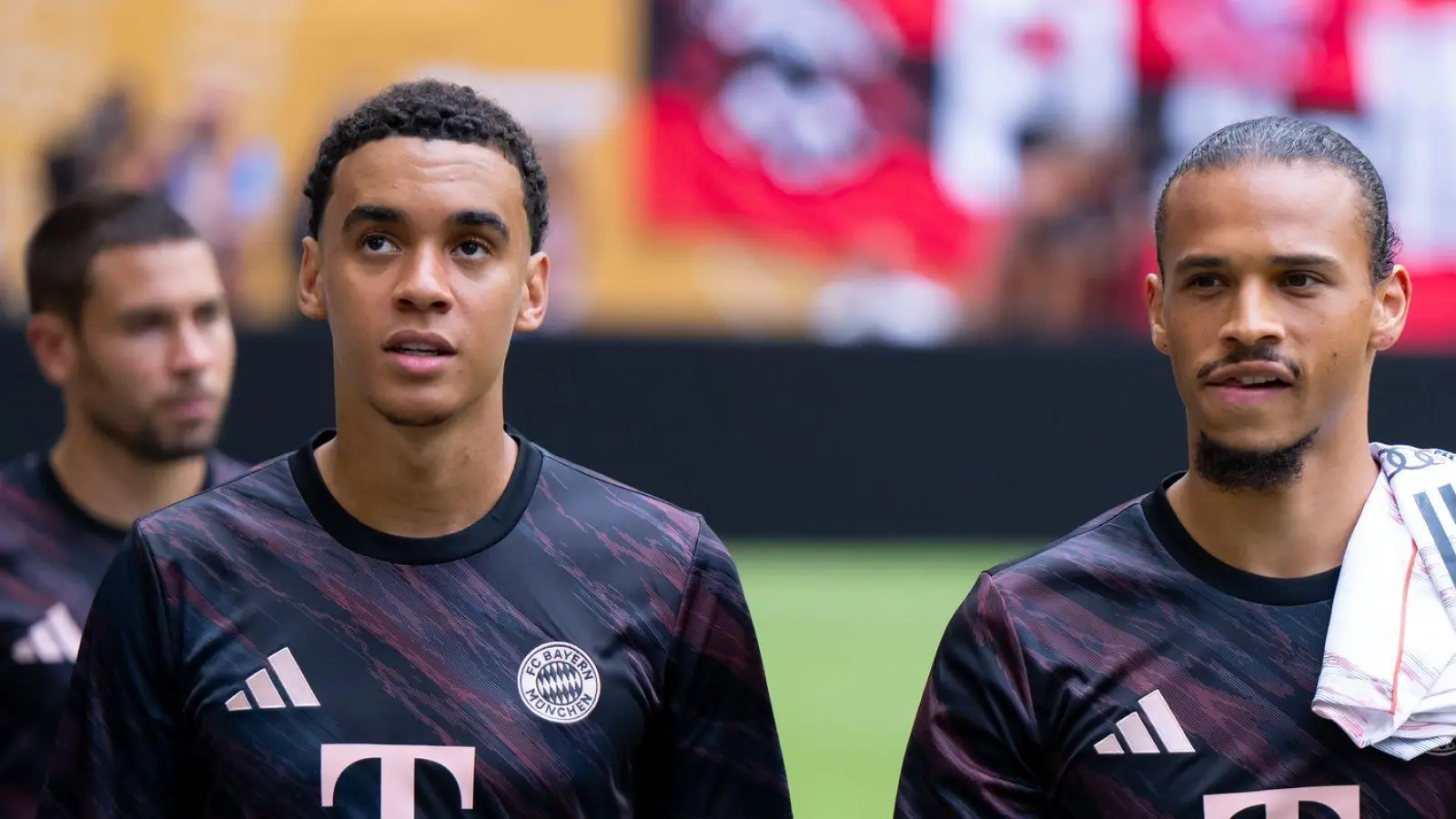 Jamal Musiala (links) übernimmt beim FC Bayern die Rückennummer 10 von Leroy Sané. (Foto: Sven Hoppe/dpa)