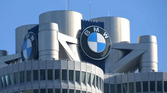 Das BMW-Logo auf dem Firmensitz des Automobilherstellers. (Foto: Tobias Hase/dpa/Archivbild)