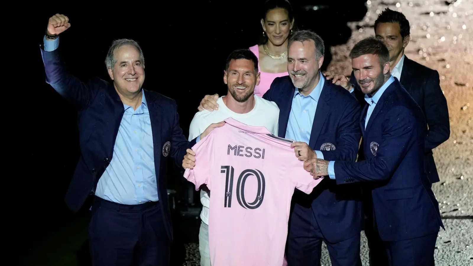 Willkommen Weltmeister: David Beckham (r) und seine Kollegen begrüßen Lionel Messi (Mitte links) in Miami. (Foto: Rebecca Blackwell/AP/dpa)