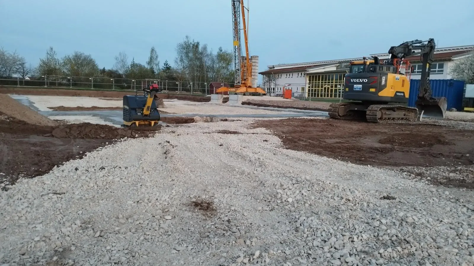 Der Bau des neuen Merkendorfer Kindergartens hat begonnen. Rund fünf Millionen Euro investiert die Stadt in die viergruppige Einrichtung, die 2025 bezugsfertig sein soll. (Foto: Robert Maurer)