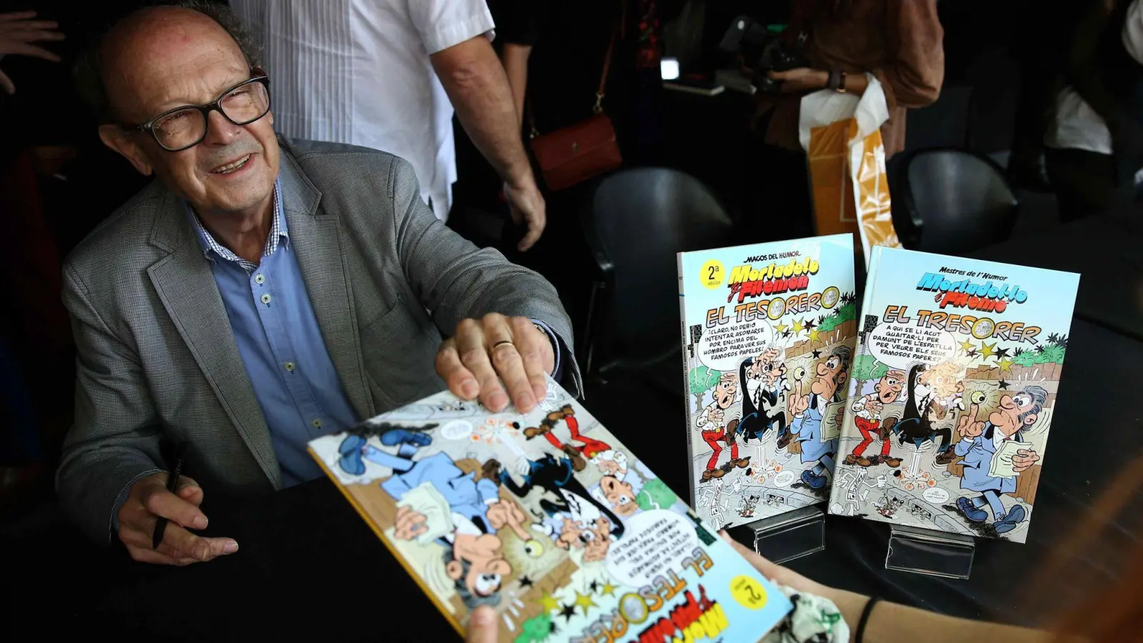 Der spanische Comic-Zeichner Francisco Ibáñez bei einer Signierstunde (2015). Jetzt ist er mit 87 Jahren gestorben. (Foto: Toni Albir/EFE/epa/dpa)