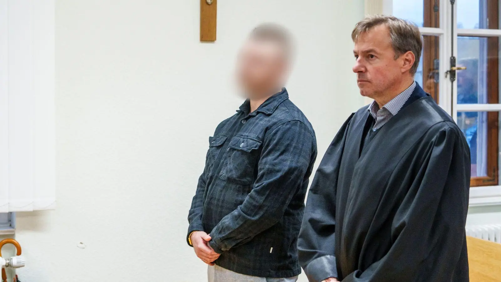 Ein Polizist hat nun seine Verurteilung zu einer Bewährungsstrafe akzeptiert. (Archivbild)   (Foto: Andreas Arnold/dpa)