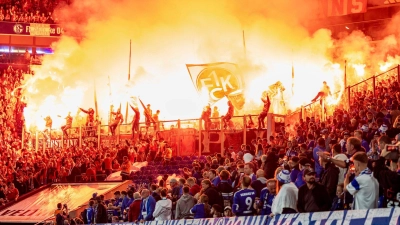 Die Lauterer Fans zündeten beim FC Schalke 04 Pyrotechnik. (Foto: David Inderlied/dpa)