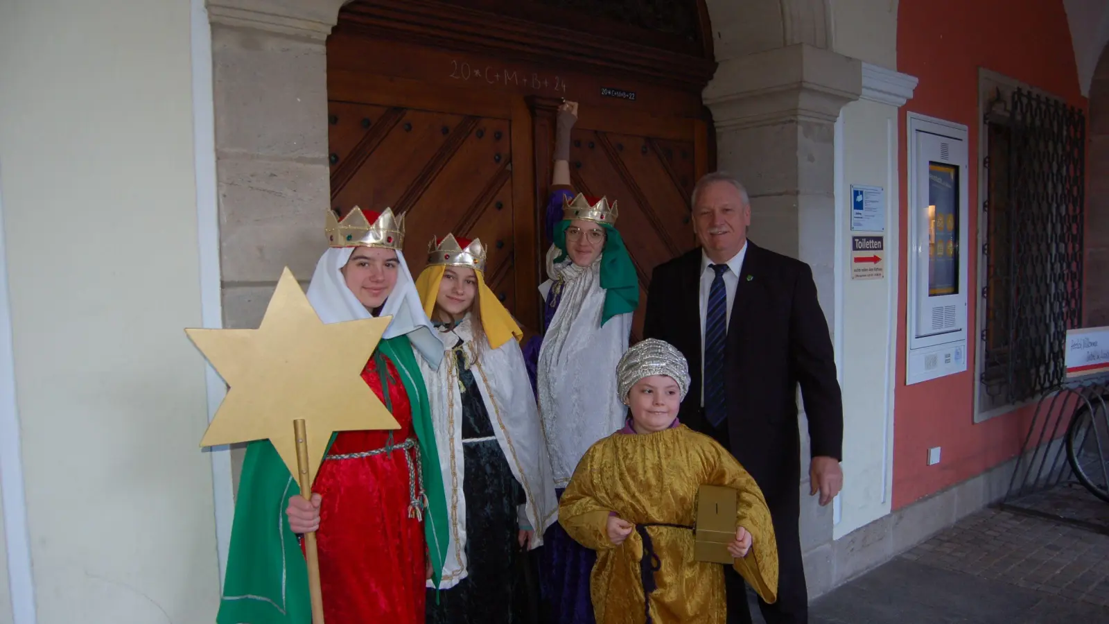 Franziska Bachmann, Leonie Lippert, Rebekka Kampe und Elena Huth kamen zu Klaus Meier ins Neustädter Rathaus. (F.: C. Frühwald)