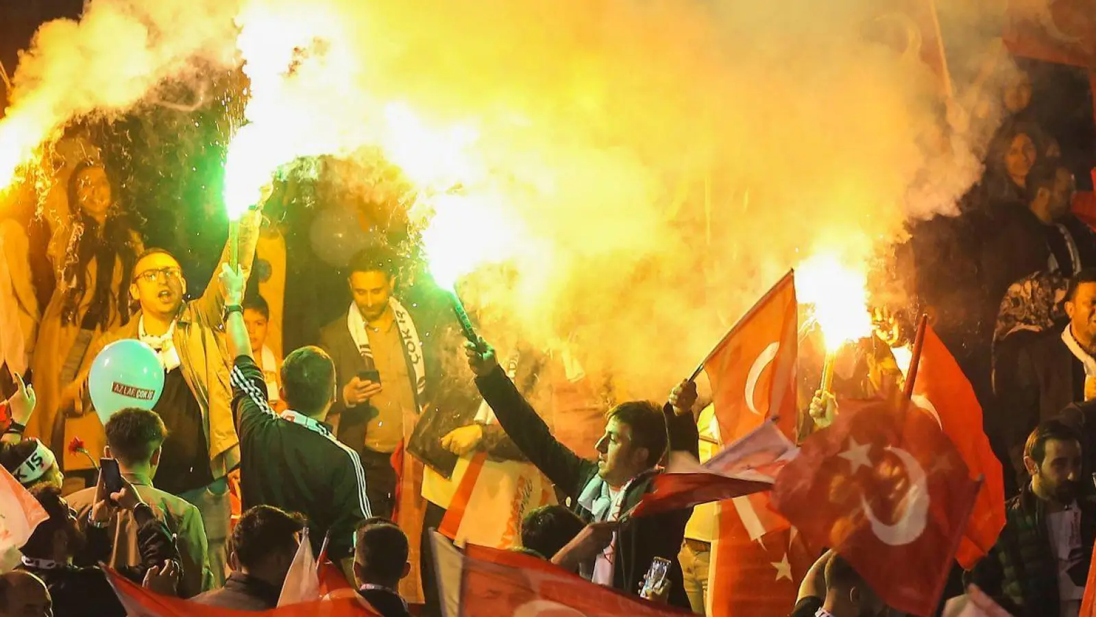 Anhänger der Mitte-Links-Partei CHP feiern vor dem Rathaus in der türkischen Hauptstadt Ankara. (Foto: Ali Unal/AP/dpa)