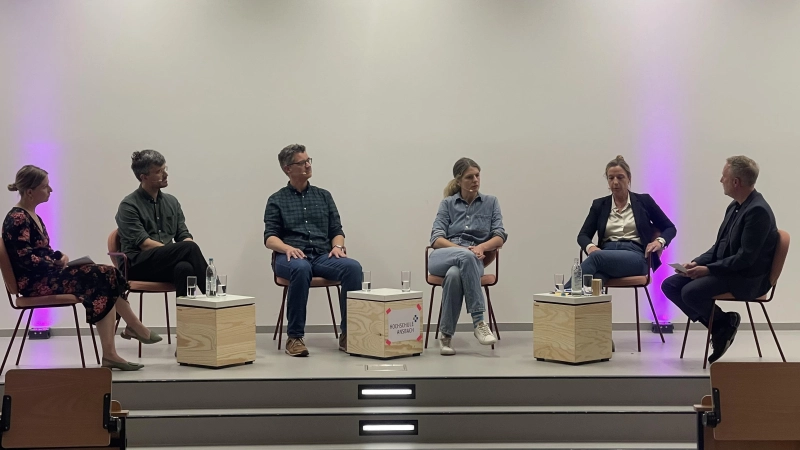 Prof. Dr. Julia Sasse (von links), Dr. Michael Reiss, Prof. Dr. Roman Rusch, Ronja von Wurmb-Seibel, Anja Miller und Prof. Dr. Markus Paul diskutierten im Ambrosius-Auditorium der Hochschule Ansbach über das Phänomen der Nachrichtenvermeidung.  (Foto: Mara Stingl)