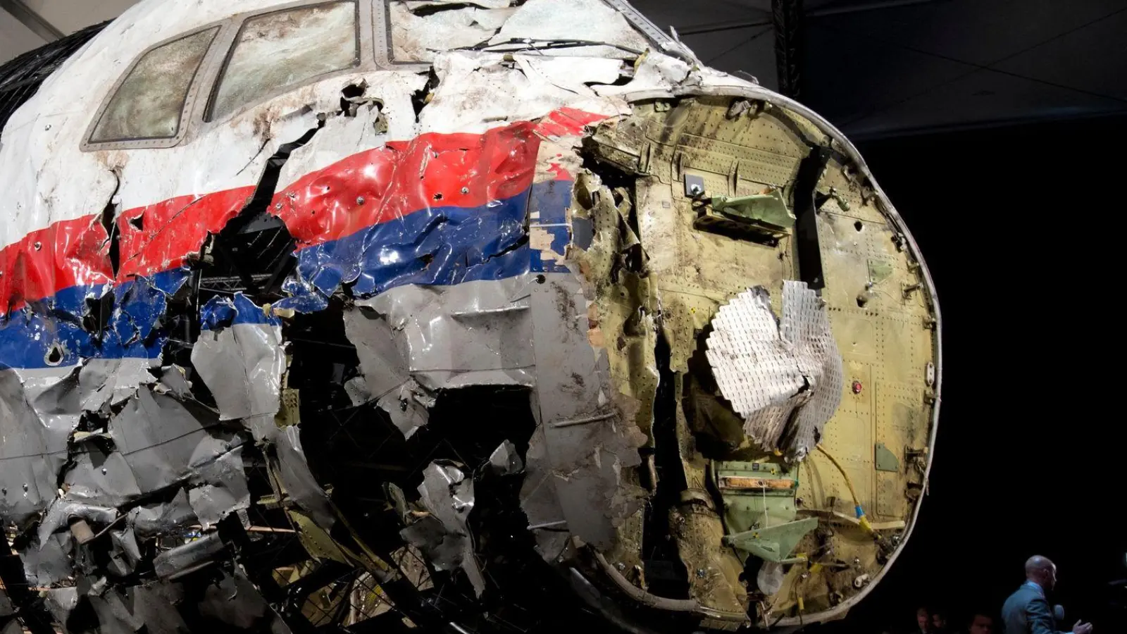 Die aus Trümmern teilweise wieder zusammengesetzte Boeing 777 der Malaysia Airlines, die als Flug MH17 über der Ukraine abgeschossen wurde, steht in einer Halle in Gilze-Rijen in den Niederlanden. (Foto: Peter Dejong/AP/dpa)