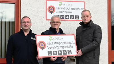 Stellten die neuen Schilder auf der Feuerwache in Ansbach vor, wo bereits eines hängt: Stadtbrandrat Steffen Beck, Martin Zippel, Leiter des Amtes für Brand- und Katastrophenschutz, und Oberbürgermeister Thomas Deffner. (Foto: Luca Paul)