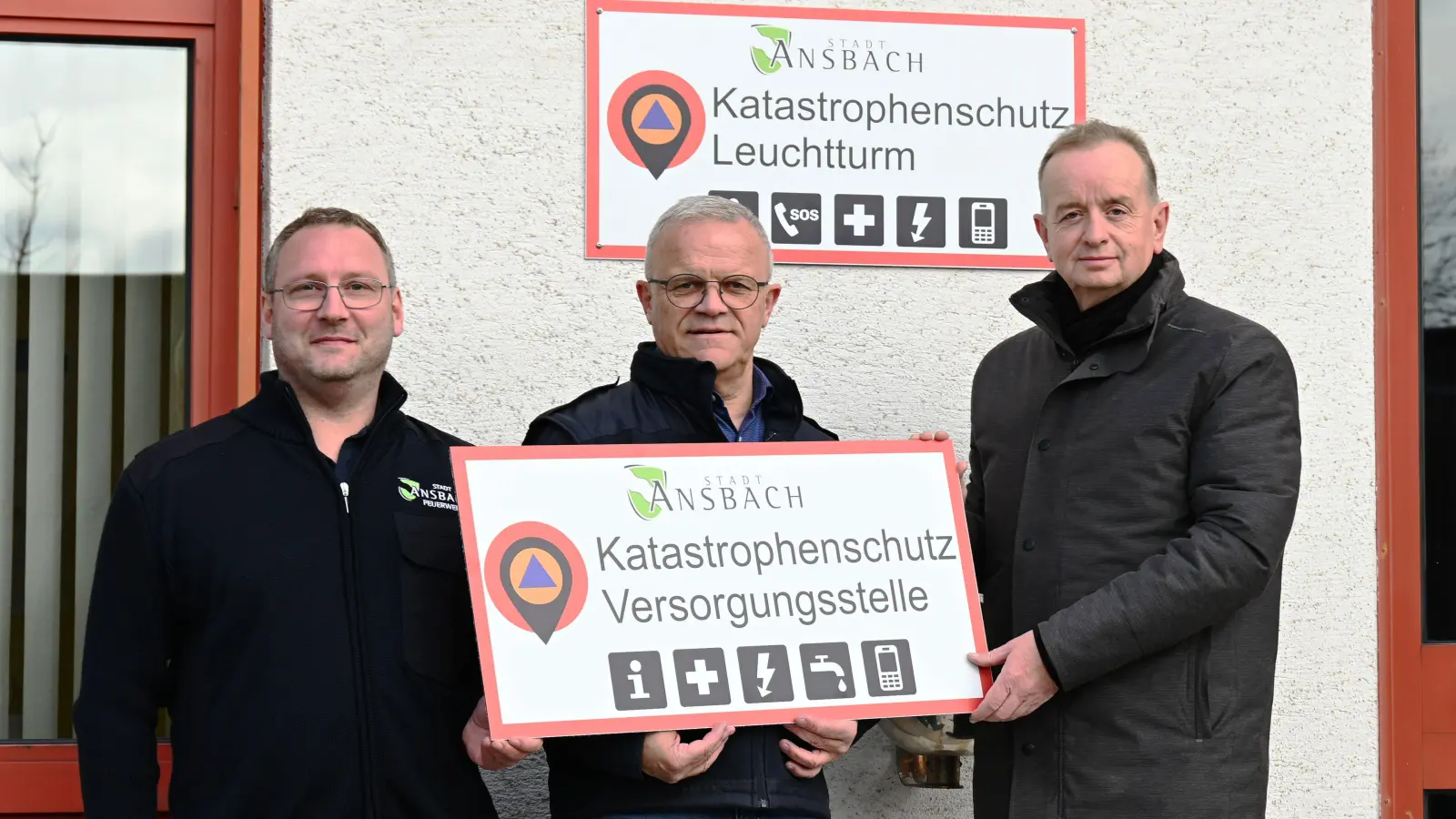 Stellten die neuen Schilder auf der Feuerwache in Ansbach vor, wo bereits eines hängt: Stadtbrandrat Steffen Beck, Martin Zippel, Leiter des Amtes für Brand- und Katastrophenschutz, und Oberbürgermeister Thomas Deffner. (Foto: Luca Paul)