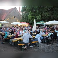 Gemütliches Flair an der Stadtmauer. Das Fest „Auf der Ziegenwiese” hat sich eingespielt. Platz für kleine Experimente bleibt aber. Die Wetterprognosen sind bislang sehr positiv. (Archivbild: Robert Maurer)