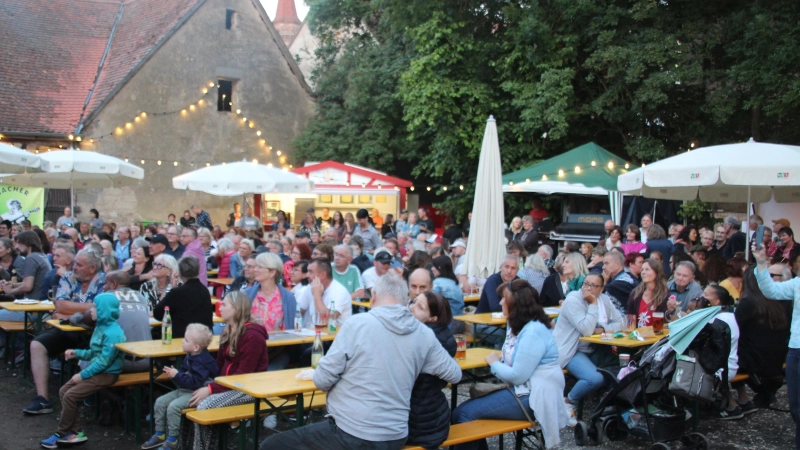 Gemütliches Flair an der Stadtmauer. Das Fest „Auf der Ziegenwiese” hat sich eingespielt. Platz für kleine Experimente bleibt aber. Die Wetterprognosen sind bislang sehr positiv. (Archivbild: Robert Maurer)
