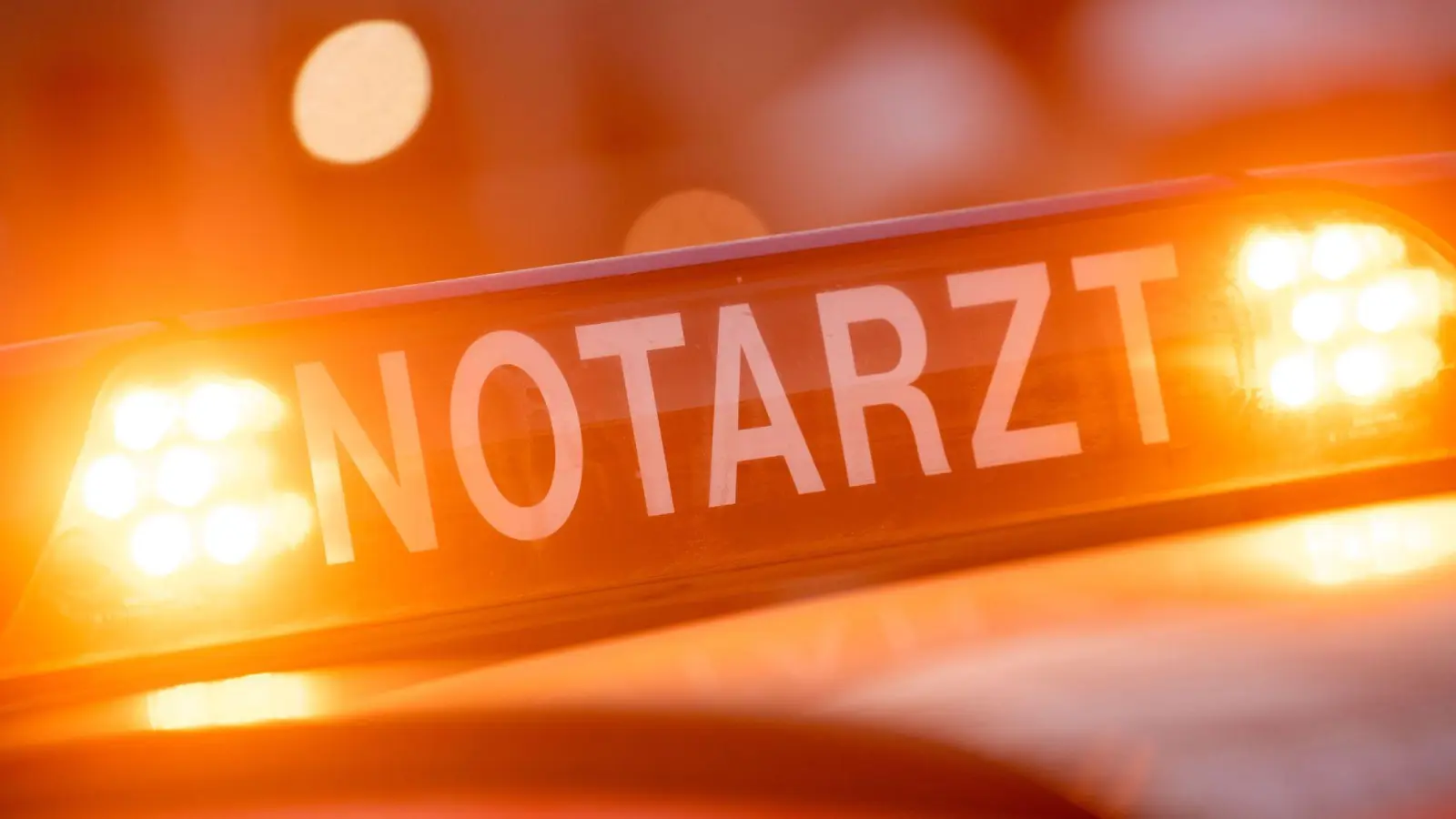 Ein 27-Jähriger stirbt nach einem Unfall mit einem Auto auf dem Mittleren Ring. (Symbolbild) (Foto: Lino Mirgeler/dpa)