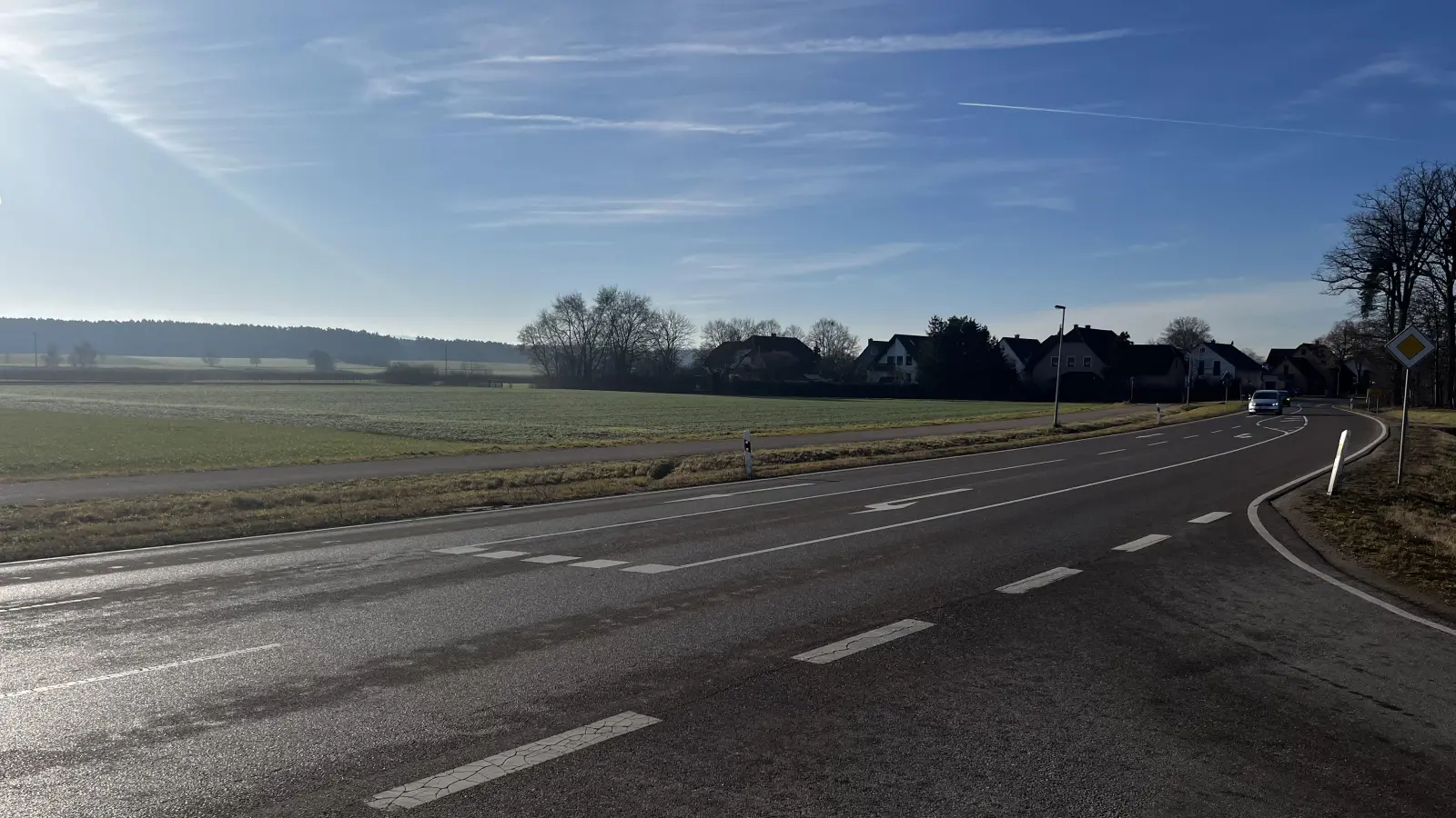 Auf der Fläche links der Straße am Ortsrand von Bechhofen soll ein Verbrauchermarkt angesiedelt werden. (Foto: Johannes Flierl)