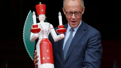 Kanzler Friedrich Merz (CDU) feiert mit Gattin, Kindern und Enkelkindern ganz traditionell Weihnachten. (Archivbild) (Foto: Jan Woitas/dpa)