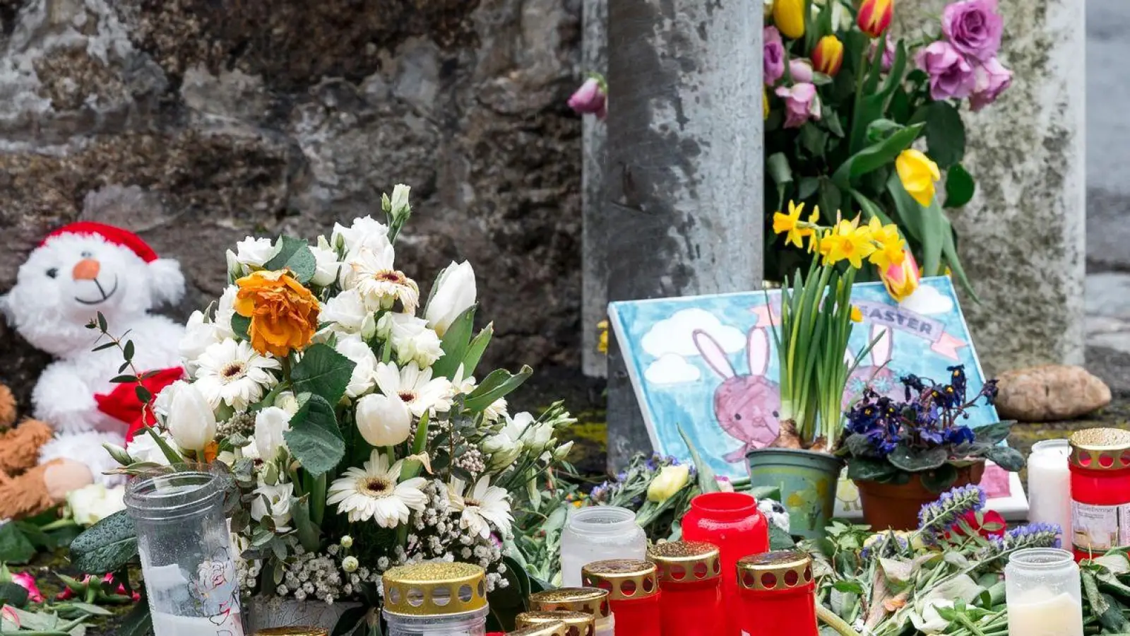 Blumen, Kuscheltiere und Kerzen vor dem Kinder- und Jugendhilfezentrum, in dem die Zehnjährige tot aufgefunden wurde. (Foto: Daniel Vogl/dpa)