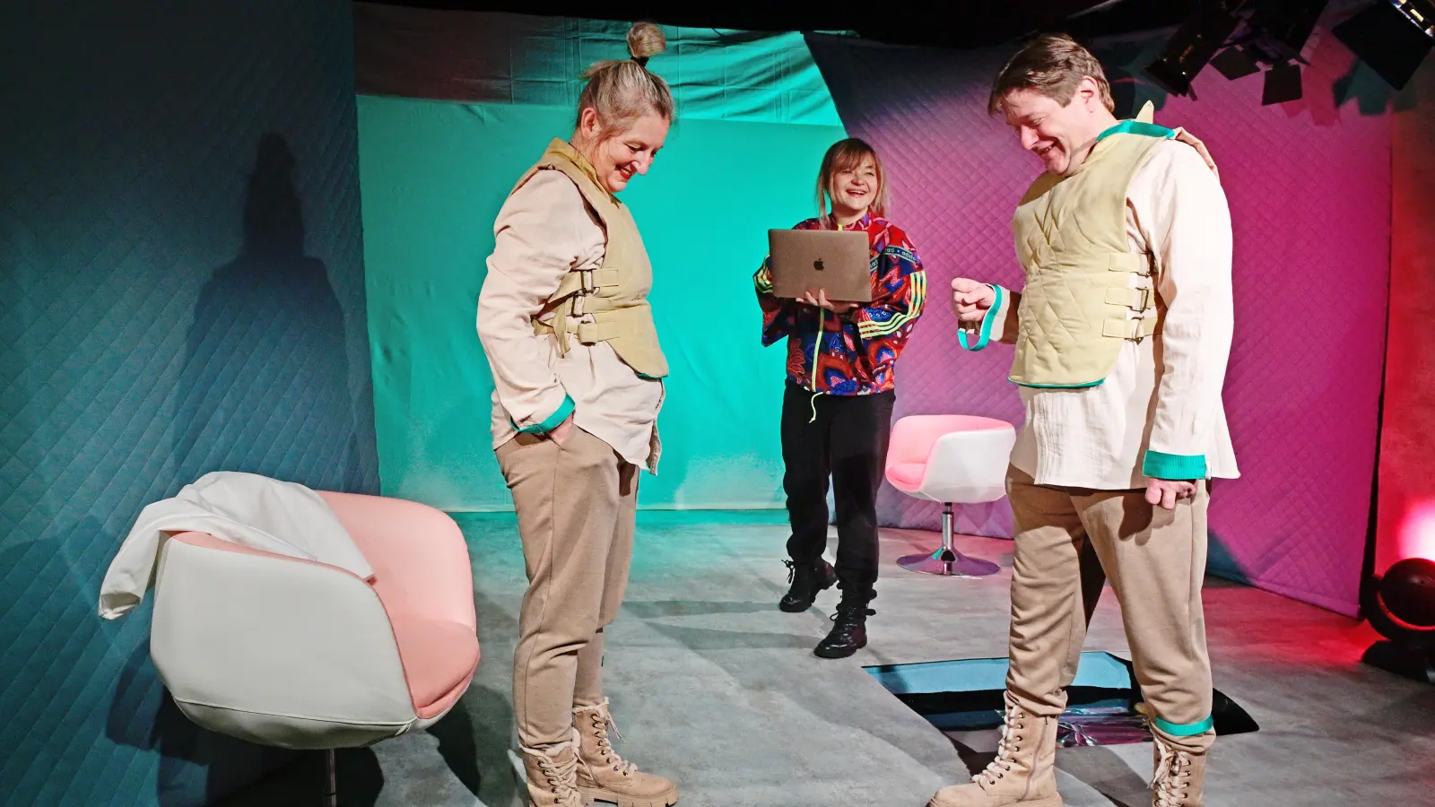 Claudia Kucharski (links), Julia Mark und Gerald Leiß bei der Probe zu Weronika Mureks Recherchestück „Erfreu Dich!“. (Foto: Jim Albright)