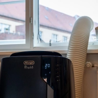 Achtung: Unterdruck! Der Abluftschlauch eines mobilen Klimageräts gehört durchs Fenster - am besten gut abgedichtet, etwa mit einer Acrylglasscheibe samt Loch für den Schlauch. (Foto: Nico Tapia/dpa-tmn)