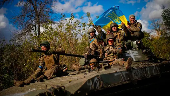 Ukrainische Soldaten fahren eine Straße zwischen Isjum und Lyman entlang. (Foto: Francisco Seco/AP/dpa)