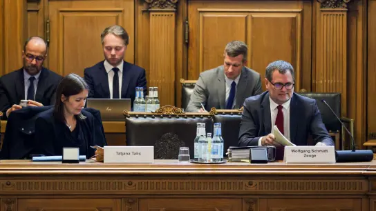 Kanzleramtsminister Wolfgang Schmidt (vorne rechts) ist als Zeuge vor den „Cum-Ex“- Untersuchungsausschuss der Hamburgischen Bürgerschaft geladen worden. (Foto: Ulrich Perrey/dpa)