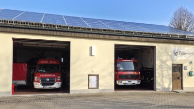 Das Feuerwehrgerätehaus in Hagenbüchach ist zu klein, um das neue Hilfeleistungslöschfahrzeug unterzubringen. Deshalb wird überlegt, ob man es umbaut oder lieber ein neues Gebäude „auf der grünen Wiese” errichtet. (Foto: Rainer Weiskirchen)