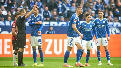 Die Rote Karte für Dzeko in der 52. Minute war für Schalke der Anfang vom Ende: Sie verspielten anschließend eine 2:0-Führung.  (Foto: Bernd Thissen/dpa)